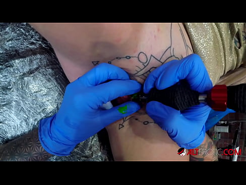 ❤️ E dashura jashtëzakonisht e bërë me tatuazhe, Sully Savage, bëri një tatuazh në klitorisin e saj Porno në pornografi sq.robosexshop.ru ❌❤